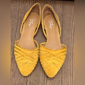 Women golden/yellow pointed flats in a size 6.5
